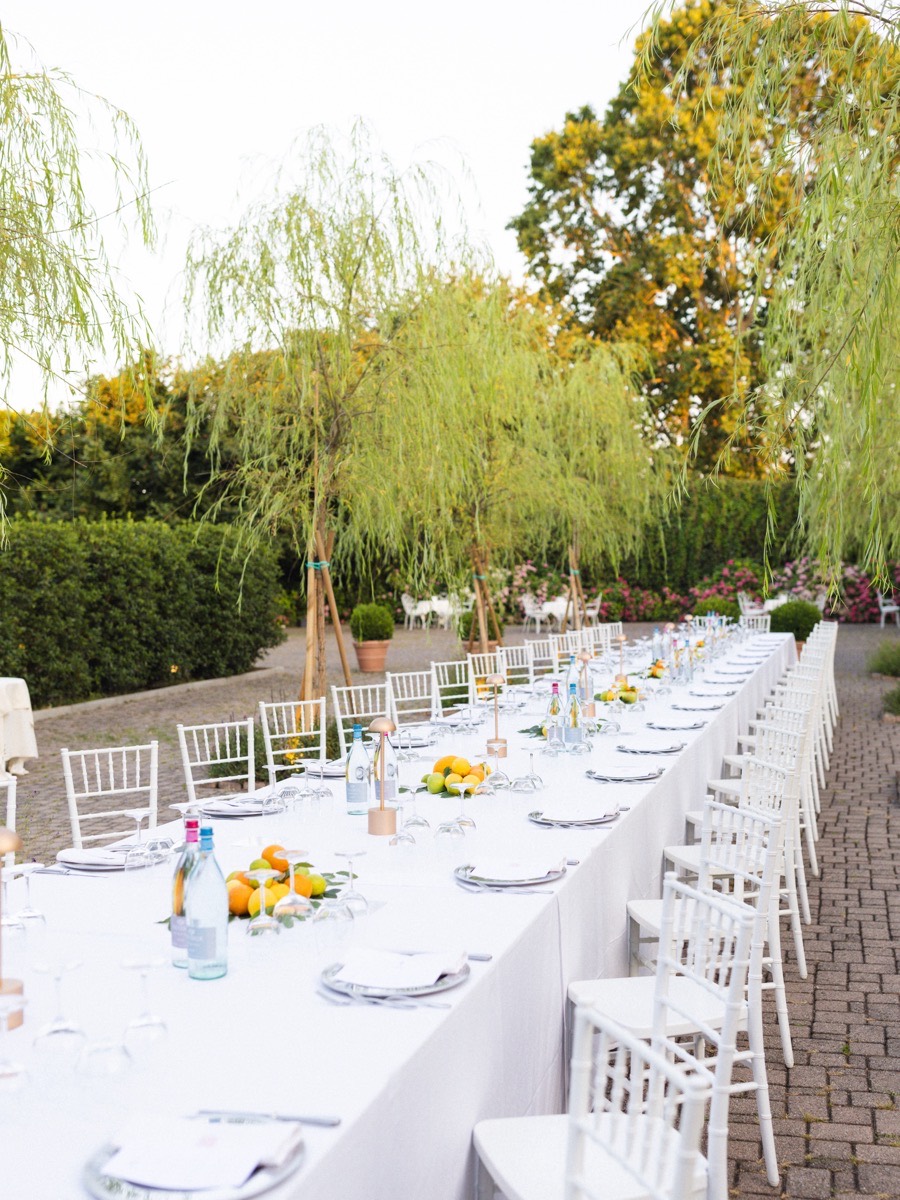 Tavolata allestita in giardino per un evento