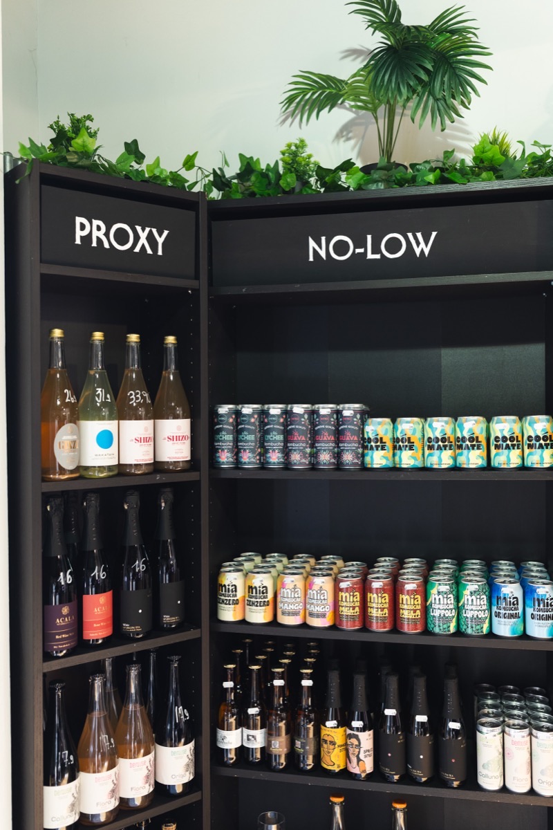 Scaffali Proxy e No-Low del negozio, con lattine di mate e kombucha