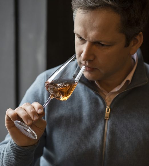 Martynas Žemavičius, fondatore di Acala, annusa un calice