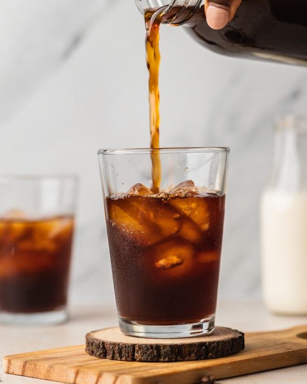 Cold brew 124 versato su ghiaccio in un bicchiere, sul marmo