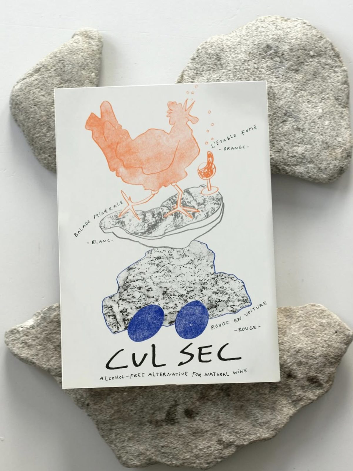 L'etichetta disegnata di Cul Sec appoggiata su una pietra