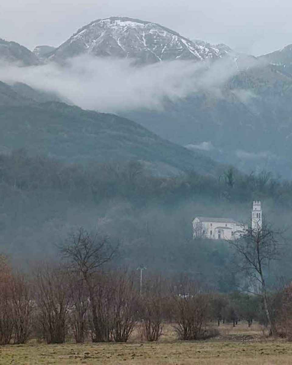 La pedemontana di Polcenigo: una chiesa tra i campi e le montagne nella nebbia