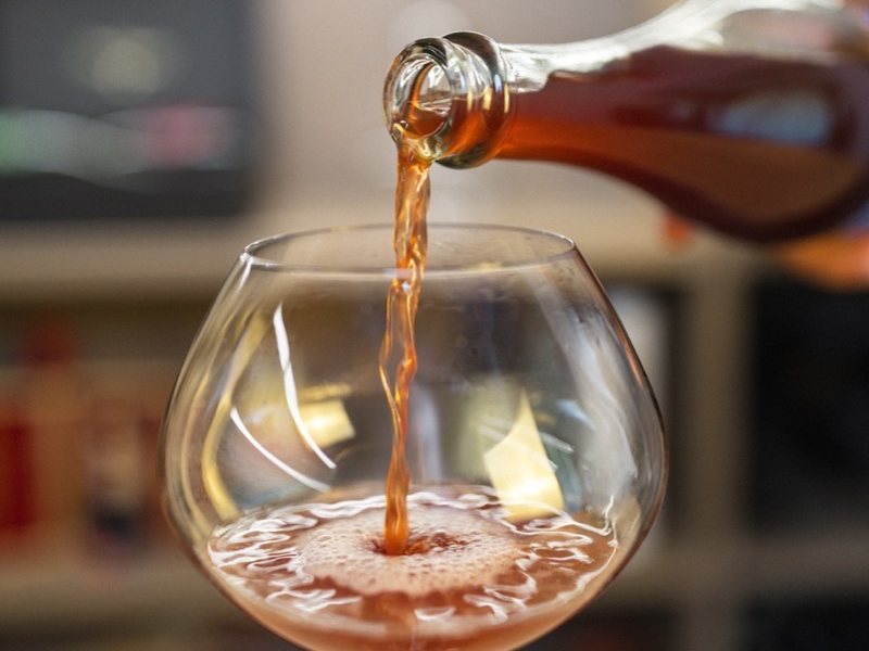 Proxy versato in un calice da vino